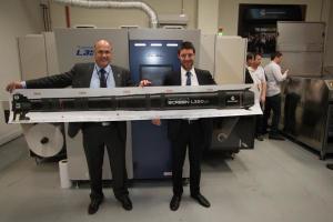 How wide can you go? Peter Scott, MD of Screen Australia, and Jack Malki, director of Jet Technologies, show off the width of label possible on the Truepress Jet L350UV.